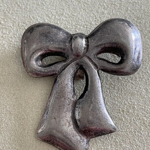 Small CartoonVintage Bow Pendant/Pin - Picture 1 of 3